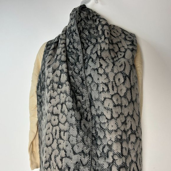 Softer than Cashmere? D&Y Black/White Mob Wife Animal Print Scarf - Picture 9 of 11